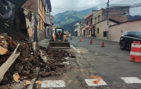 Centro. Un obrero del Municipio de Quito recoge los restos de la pared caída, en el sector de la Cima de la Libertad.