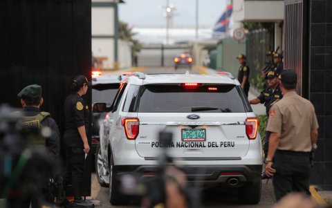 Agentes revisan la llegada de vehículos a la Dirección de Aviación Policial, aledaña al aeropuerto internacional Jorge Chávez en Lima.