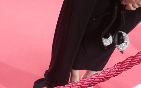 Ana se sacó los zapatos.