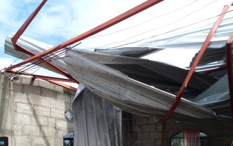 Fuertes vientos se llevaron más de 30 techos en Daule.