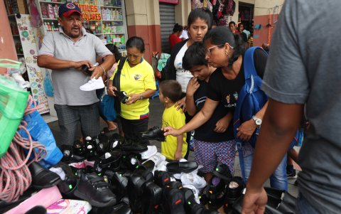La venta de calzado escolar tuvo buena demanda. Los padres de familia recorrieron con sus hijos varios negocios antes de adquirirlos.