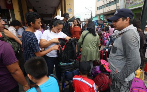 Una variedad de mochilas y loncheras se expende en los alrededores el mercado central.