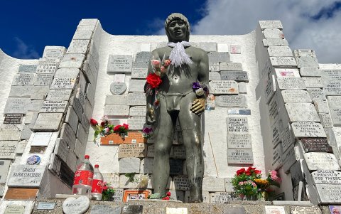 Fotografía de una de las esculturas que se encuentran en el cementerio Sara Braun, el 9 de diciembre 2022, en la ciudad de Punta Arenas (Chile).