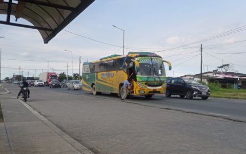 Un bus recoge a un pasajero en plena vía Samborondón.