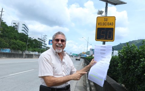 Eduardo Estrada muestra con alegría algunos de los juicios ganados a la CTE y ATM frente al aparato tecnológico que lo multó injustamente.