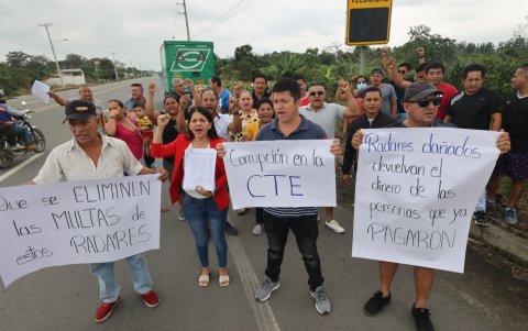En la provincia del Guayas y Santa Elena, decenas de conductores reclamaron a las autoridades por sentirse estafados por las autoridades.
