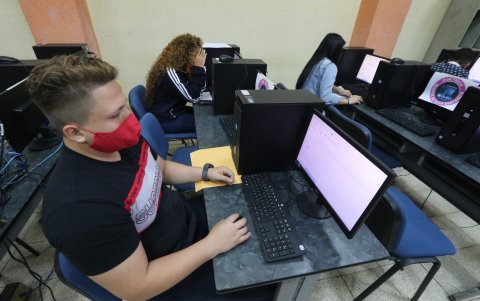 Foto referencial de la aplicación de la prueba de ingreso a la universidad en un proceso anterior)
