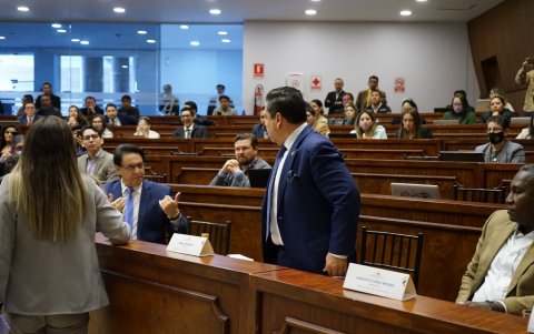 La jornada de este 24 de abril hubo un cruce de palabras entre los asambleístas Fernando Villavicencio (independiente) y Pablo Muentes (Partido Social Cristiano) que no trascendió.