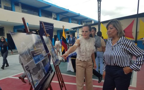 La ministra de Educación, María Brown, muestra a la nueva subsecretaria de la Zona 8, Sara Vizuete, las obras realizadas en el colegio Otto Arosemena Gómez.
