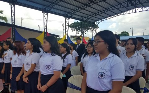Un grupo de estudiantes del colegio Otto Arosemena Gómez participó en el acto oficial de inicios de clases en la Costa 2023-2024.