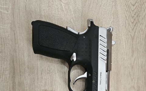 El arma de fuego que presuntamente fue utilizada en el ataque a los policías.