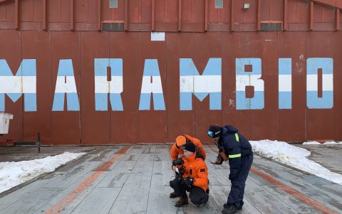 Lugar. Momo Benavides, Nati Jota y Agustina Grisolia en la Antártida.