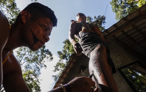Celebración. Un nativo pinta detalles étnicos en uno de los miembros de su aldea, en los momentos previos a las actividades que habían preparado.