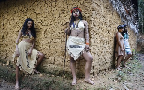 La modelo Emilly Nunes (c), indígena de la etnia Aruans, participa del desfile de la marca de ropa 