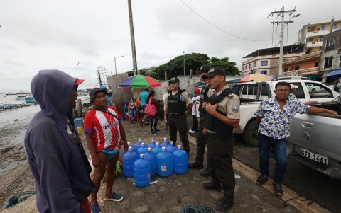 2. En tierra. Al llegar a tierra, las personas piden el resguardo de la policía nacional. Los comerciantes relatan a las autoridades los riesgos que hay en altamar.