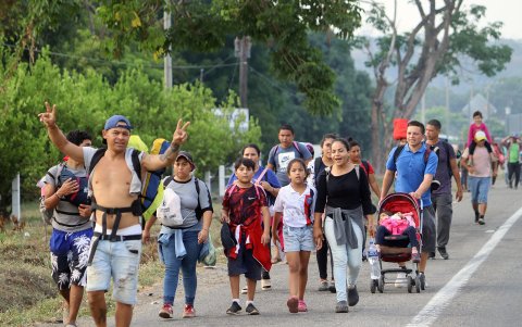 . El 'Viacrucis migrante' que avanza con miles de personas desde la frontera sur de México hasta la capital del país exigió este 24 dea abril de 2023, autobuses para su traslado.