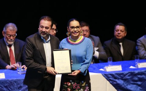 El alcalde electo de Quito, Pabel Muñoz, también recibió su credencial. Asumirá la Alcaldía el 14 de mayo.