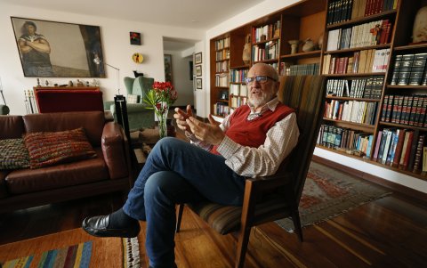 Daniel Samper Pizano habla durante una entrevista en su casa en la capital colombiana.