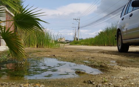 Insalubridad. Desde hace tres semanas, las calles permanecen con las aguas malolientes rebosadas.