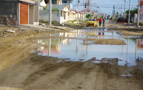 Antecedente. Los vecinos de Costa de Oro se quejan de vivir con huecos desde hace al menos 20 años. Aseguran que sus calles jamás han sido asfaltadas.