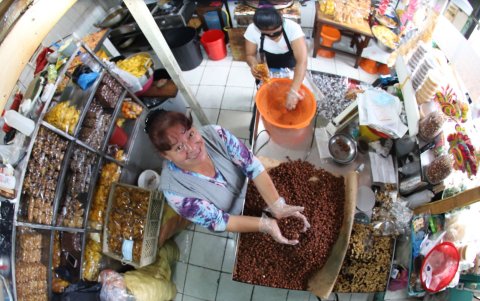 Tradición. Este tipo de alimentos son propios de los capitalinos. Existen dulces y frutos secos confitados hechos artesanalmente