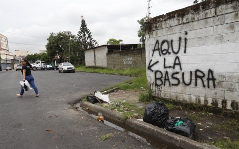 La basura en las calles es un problema con el que deben convivir los residentes de la ciudadela Guayaquil.
