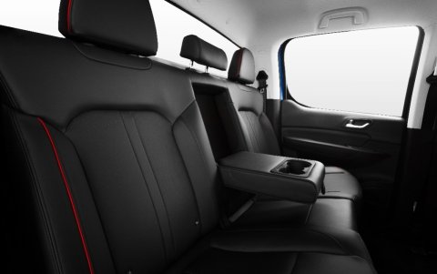 El interior de la camioneta se caracteriza por su comodidad y lujo.