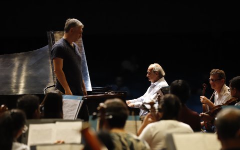 Al fondo, entre los músicos, aparece Jorge Luis Prats, empeñado en dejar que cumplir uno de sus objetivos: liberal la música.