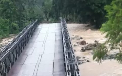 Un puente de tipo Bailey colapsó y dejó aisladas a varias comunidades del cantón Urdaneta, en la provincia de Los Ríos