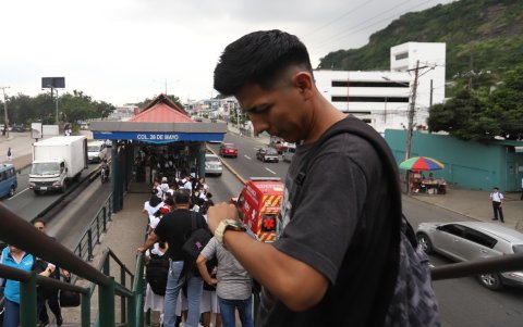 La espera es diaria, lo que afecta al ciudadano que se moviliza hacia el trabajo o sus centros de estudio.