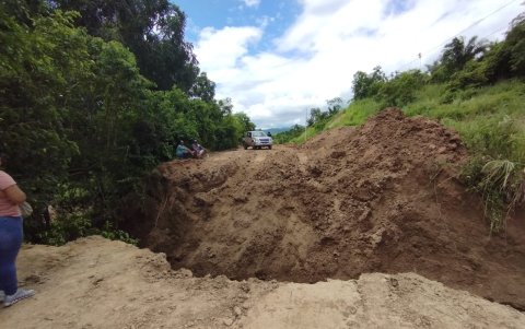 Una vía en el norte de la provincia de Santa Elena quedó cortada debido a un socavón.