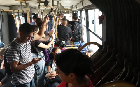 Por las filas que se vuelven extensas y eternas y la falta de control, según denuncian los usuarios, los robos comunes en su contra han proliferado.