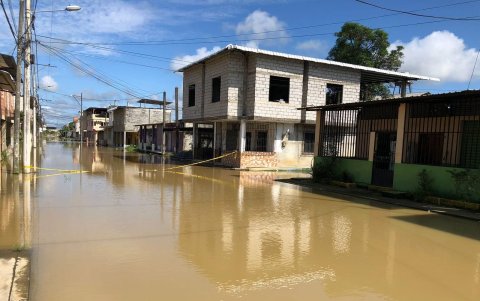 En el cantón Vinces hay calles que han sido cerradas al tránsito para que el agua no ingrese a las casas.
