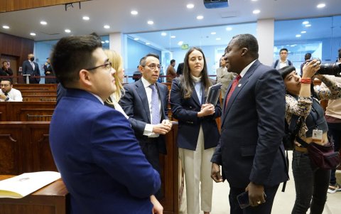 Roberto Cuero (d) es uno de los que amenaza a los asesores de la comisión legislativa.