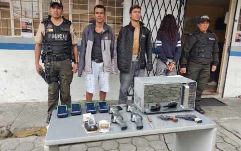 Evidencia. La Policía mostró los artículos de dudosa procedencia y las armas con que operaban los delincuentes
