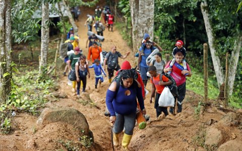 Imagen referencial. Migrantes latinoamericanos cruzando la selva del Darien.