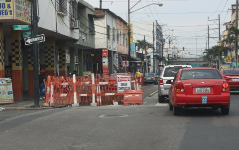 Vías. Un tramo de la vía exclusiva por donde deberán circular las unidades de la troncal 4 permanece inconcluso. Algunas calles están incluso sin ser intervenidas.