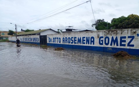 Exteriores de la escuela Dr. Otto Arosemena Gómez, del recinto Junquillal, de Salitre.