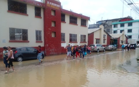 Establecimientos educativos ubicados en la cabecera cantonal de Salitre también están afectados por las lluvias.