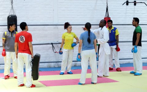 La karateca (c) comparte su experiencia con los jóvenes seleccionados a los que lidera en el Sudamericano en Brasil.
