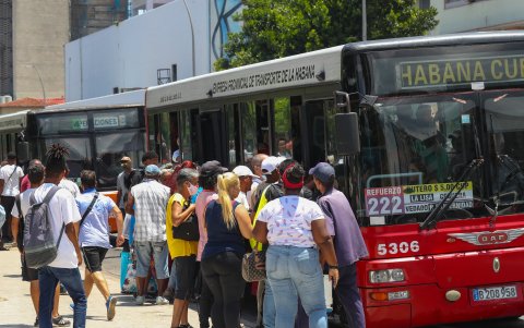 La gente hace larga fila para poder tomar un omnibús en Cuba