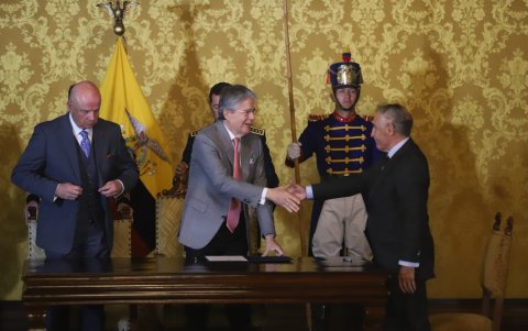 Paco Moncayo (d) durante sus posesión como nuevo consejero de Gobierno de Seguridad.