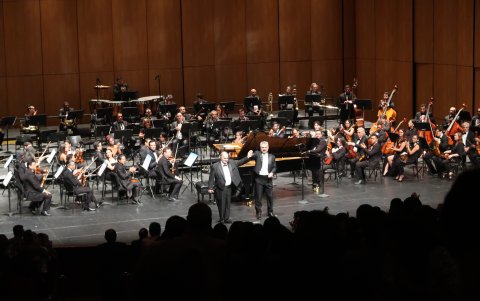 La Orquesta Sinfónica y Orquesta Filarmónica de Guayaquil reunieron a cerca de 100 músicos, que tocaron bajo la dirección del maestro David Harutyunyan con el pianista cubano Jorge Luis Prats como invitado especial.