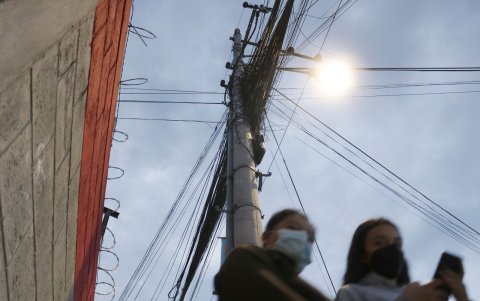 Trabajos. La Epmmop y la EEQ se encargan de soterrar cables de electricidad y hacer la infraestructura.