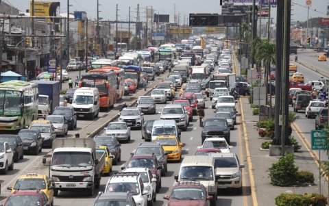 El congestionamiento generado en la Pedro Menéndez Gilbert se ha extendido hasta Durán.