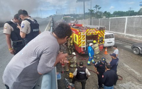 En la mañana, personal del Cuerpo de Bomberos llegó al sitio para actuar ante la emergencia.