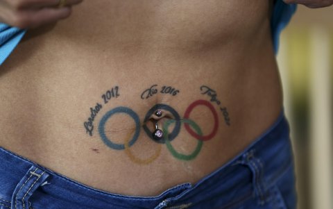 Detalle del abdomen de la maratonista ecuatoriana Rosalba Chacha, en el que se tatuó los aros olímpicos con los nombres de las olimpiadas en las que ha participado, durante una entrevista con EFE, en Quito (Ecuador).