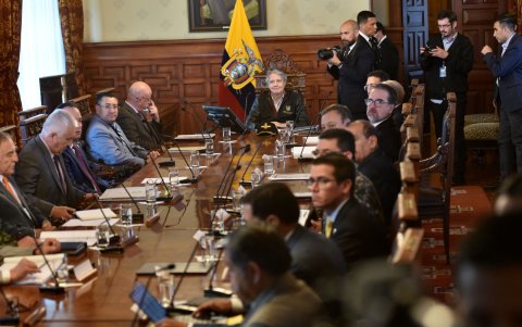 Entres los asistentes a la reunión está el flamante asesor de Seguridad, Paco Moncayo; y el nuevo secretario de Seguridad, Wagner Bravo.