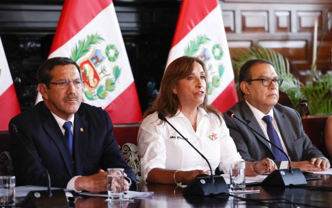 La presidenta de Perú Dina Boluarte durante en una rueda de prensa hoy 27 de abril, en Lima (Perú).  )