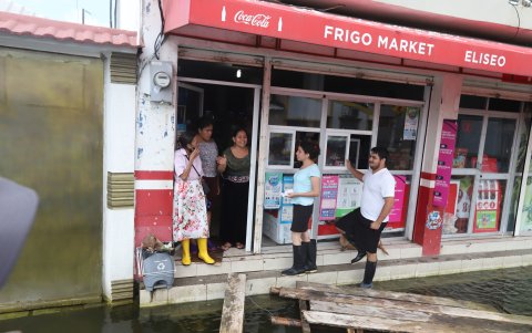 La situación ha obligado a los vecinos a utilizar botas para salir de sus casas e incluso andar en sus patios.